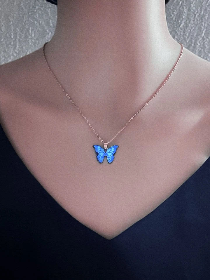 قلادة الفراشة المضيئة